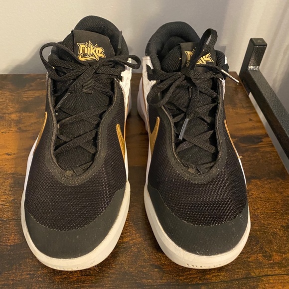 Boys Size 4 Nike Shoes - Picture 1 of 5